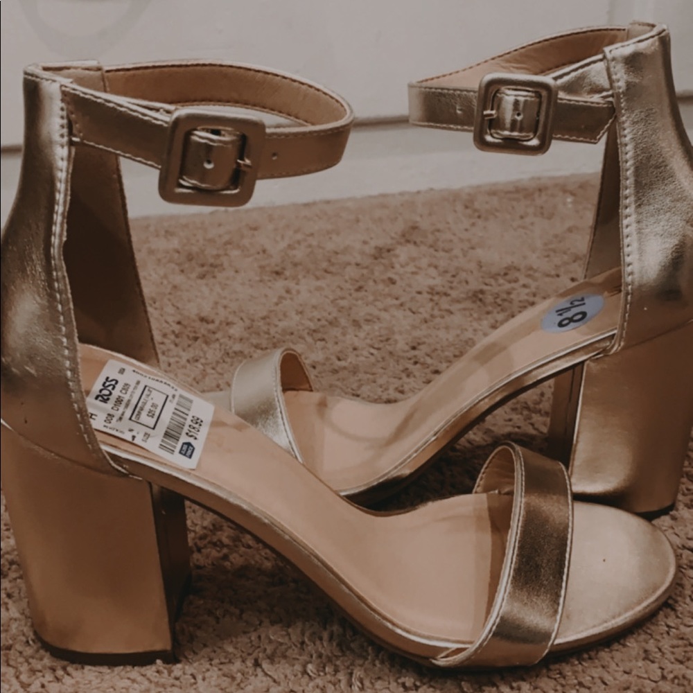 BRAND NEW‼️ Gold heels
